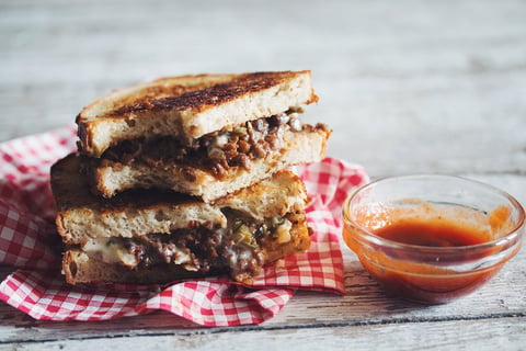 Sandwich Végétarien au Fromage Grillé et au Bœuf avec ketchup Sriracha