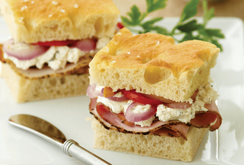 SANDWICHS AU FROMAGE DE CHÈVRE ET AU RÔTI DE PORC SUR FOCACCIA