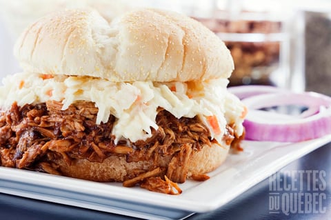 SANDWICHS AU PORC EFFILOCHÉ À LA FUMÉE ET AU BOIS DE POMMIER