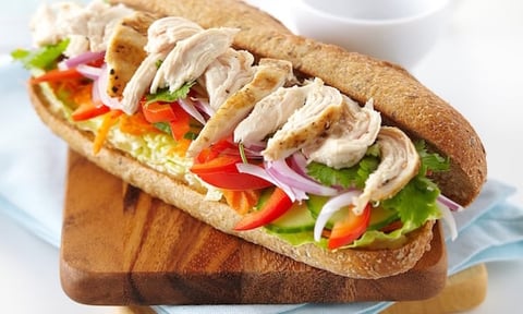 SANDWICHS AU POULET À LA VIETNAMIENNE (BANH MI)