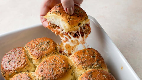 SANDWICHS AUX BOULETTES DE VIANDE SUR PAIN À L’AIL À DÉTACHER