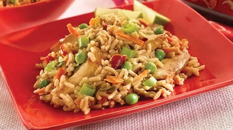 Saté de Poulet avec Riz Frit au Poulet