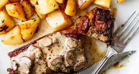 Sauce à la Crème de Champignons et de Steaks au Beurre à L'ail Poêlé