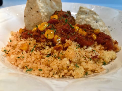 Sauce Chili et Boulettes Épicées sur Lit de Couscous