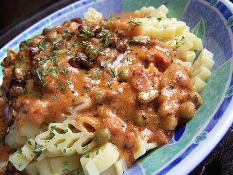 SAUCE ROSÉE ET NOIX DE PIN
