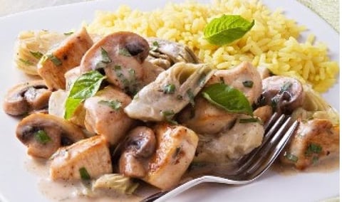 Sauce Veloutée de Champignons et D’artichauts sur du Poulet au Basilic avec Riz Aromatisé au Safran