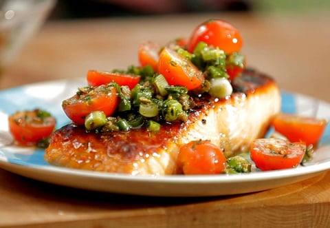 SAUMON À LA SAUCE VIERGE SUR LE BBQ