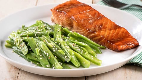 Saumon à l'érable au Four avec Haricots Verts et Sésame