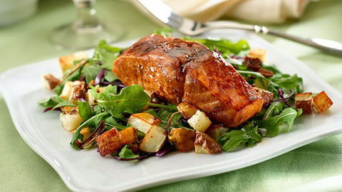 Saumon à L’érable-Balsamique avec Pommes de Terre Rôties et Roque