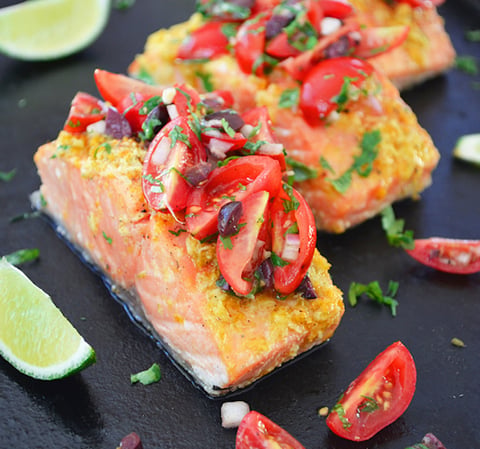 SAUMON AUX AGRUMES AVEC SALSA DE TOMATES ET D’OLIVES