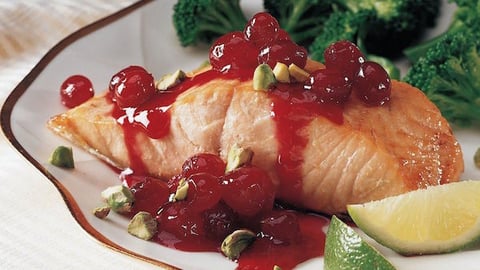 Saumon et sa Sauce aux Canneberges et Pistaches