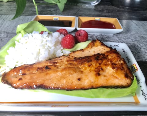 Saumon Fumé avec Salade de Riz Fruité