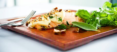 Saumon Grillé aux Herbes Folles, Carpaccio de Fromage à Pâte Molle et Croquant de Noisettes