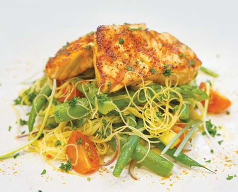 Saumon Grillé et Nouilles Singapour aux Légumes