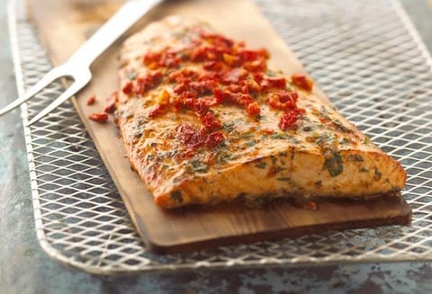 Saumon Grillé sur une Planche de Cèdre