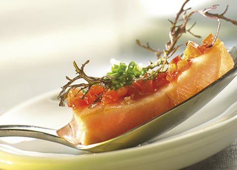 SAUMON MARINÉ AUX POIVRONS ET À LA CIBOULETTE