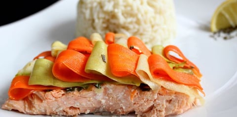 Saumon Papillote Légumes Croquants et Crème à L'ail Citronnée