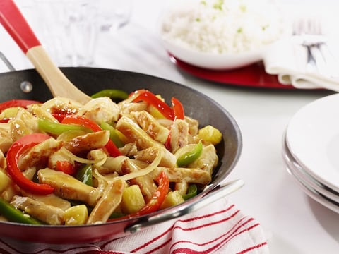SAUTÉ AIGRE-DOUX AUX POITRINES DE POULET TRANCHÉES, ASSAISONNÉES ET RÔTIES AU FOUR