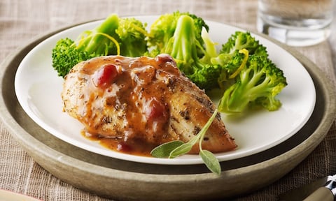 SAUTÉ AU POULET AUX HERBES ET AUX CANNEBERGES PAR MONDA ROSENBERG