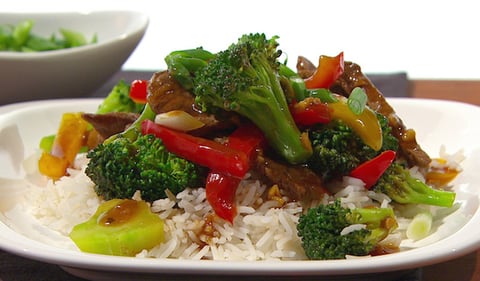 SAUTÉ DE BŒUF AU BROCOLI ET RIZ BASMATI