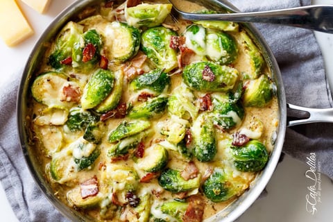 Sauté de choux de Bruxelles, Bacon, Sauce au Fromage et à L'ail Garnie de Mozzarella et de Parmesan