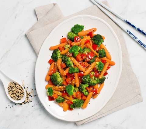 SAUTÉ DE LÉGUMES AU GINGEMBRE ET SÉSAME