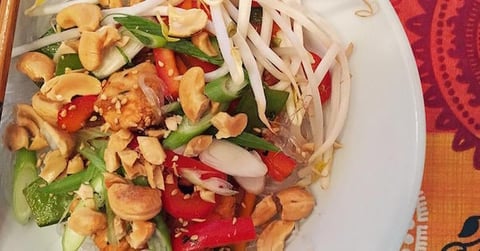 SAUTÉ DE POITRINES DE POULET, MARINADE AU MIEL ET À LA SAUCE SRIRACHA