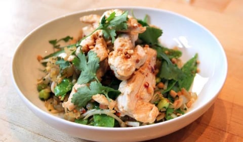 Sauté de Poulet Miel et Soya, Pois Mange-tout, Concassé d’arachides Grillées et Nouilles Chinoises