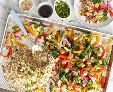 SAUTÉ DE TOFU AU FOUR AVEC RIZ AU SÉSAME GRILLÉ