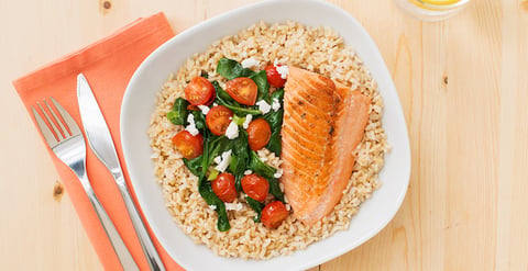 SAUTÉ DE TOMATES, D’ÉPINARDS ET DE FROMAGE FETA SERVI SUR RIZ BRUN