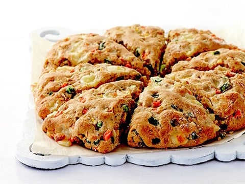 SCONES À LA MACÉDOINE ET AU FROMAGE
