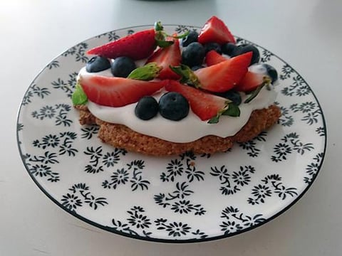 Shortcake Surmonté de Crème Fouettée et Fruits Rouges