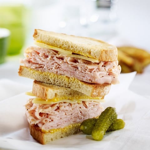 SMOKED MEAT À LA DINDE, MOUTARDE ET FROMAGE EMMENTAL