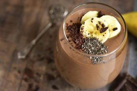 SMOOTHIE AU CHOCOLAT, BANANE ET GRAINES DE CHIA