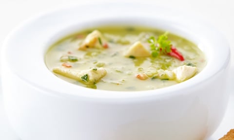 SOUPE À L’AVOCAT CHAUD, AU POULET ET AU RIZ