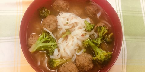 SOUPE ASIATIQUE AUX BOULETTES DE VIANDE