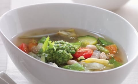 SOUPE AU BOUILLON DE LÉGUMES ET EAU D’ÉRABLE AVEC PISTOU DE BEURRE D’ÉRABLE