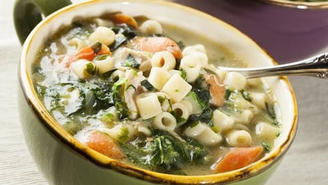 SOUPE AU POULET AVEC HARICOTS BLANCS ET CHOU FRISÉ