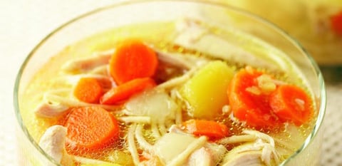 Soupe au Poulet et Nouilles avec Courge Poivrée et Aneth