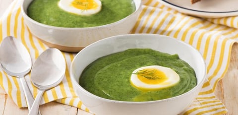 Soupe aux Épinards et à L’aneth avec Oeufs Mollets