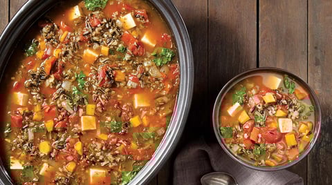 SOUPE AUX LÉGUMES, AU RIZ SAUVAGE ET AU TOFU À LA MIJOTEUSE
