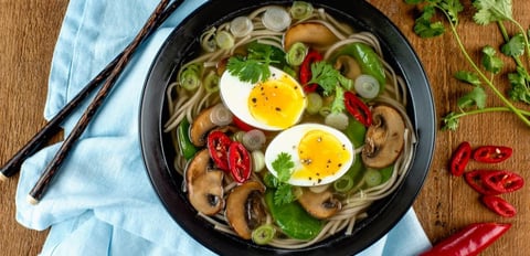 Soupe aux Nouilles Soba aux Épinards et Champignons