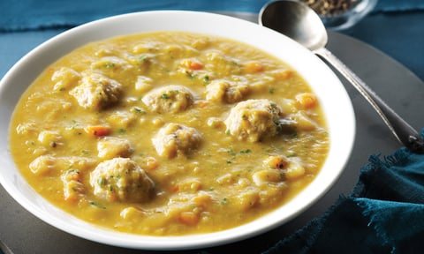 Soupe aux Pois Cassés et aux Boulettes de Poulet en Mijoteuse