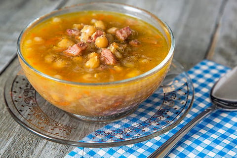 SOUPE AUX POIS TRADITIONNELLE STYLE CABANE À SUCRE