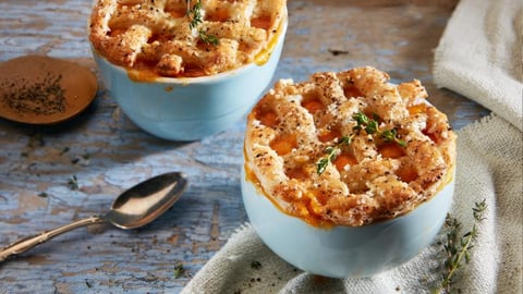 Soupe aux Pommes et aux Courges Garnie de Croûte à Tarte