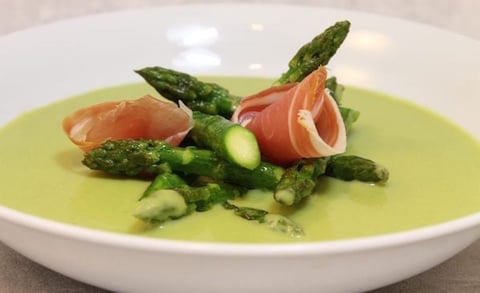 SOUPE D'ASPERGES, MOZZARELLA ET COPEAUX DE JAMBON