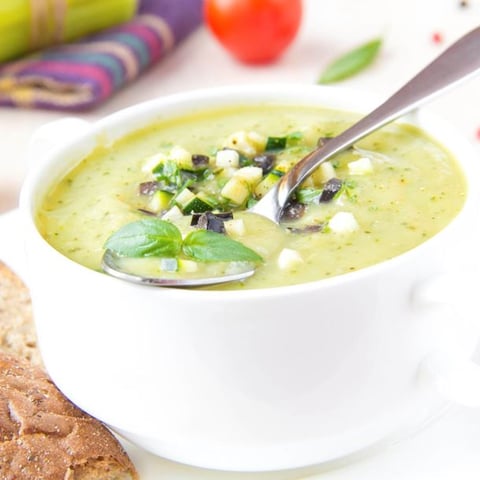 Soupe de Concombre Froide à la Menthe et Yaourt