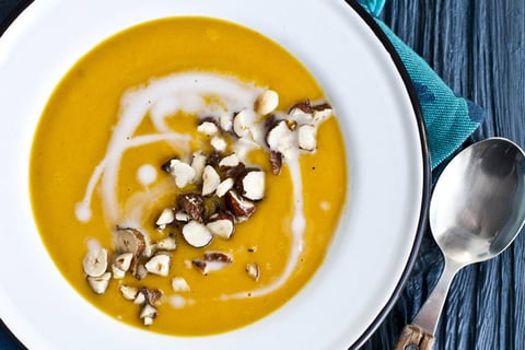 SOUPE DE PATATE DOUCE AU LAIT DE COCO ET NOISETTES