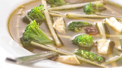 SOUPE DE POULET EXOTIQUE AU BROCOLI ET À LA POMME