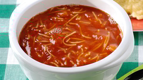 SOUPE DE TOMATES AUX VERMICELLES ET PETITS PAINS PIZZA